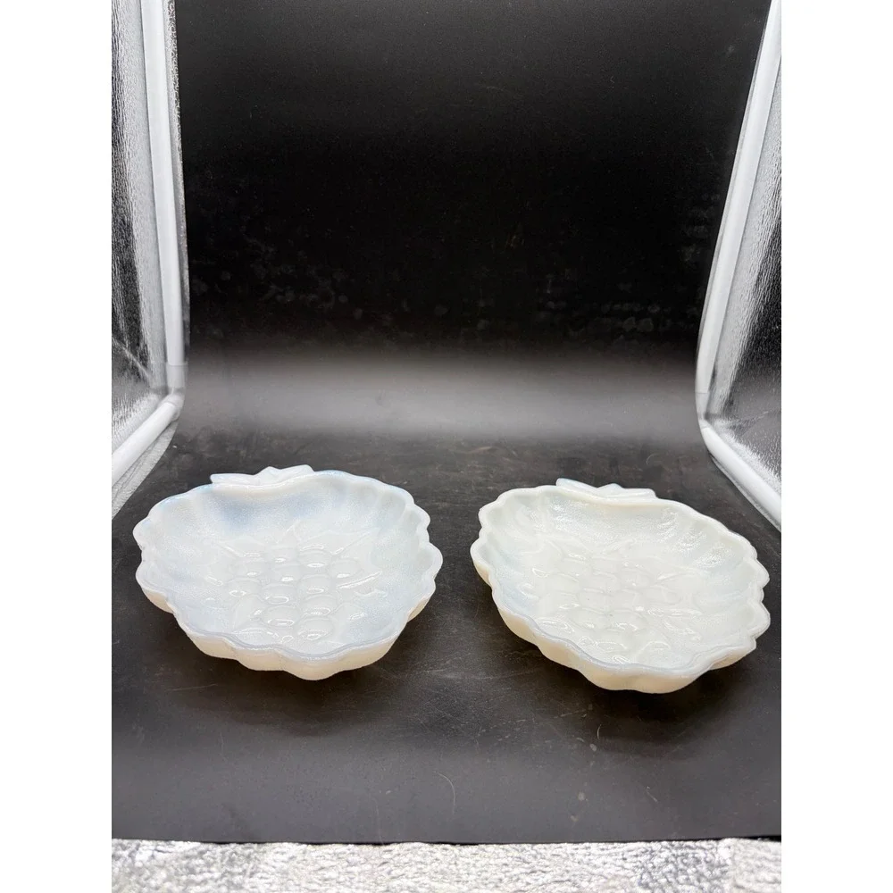 Vintage White Milk Glass Grape Trinket Dishes Scalloped Edge Set of‎ 2